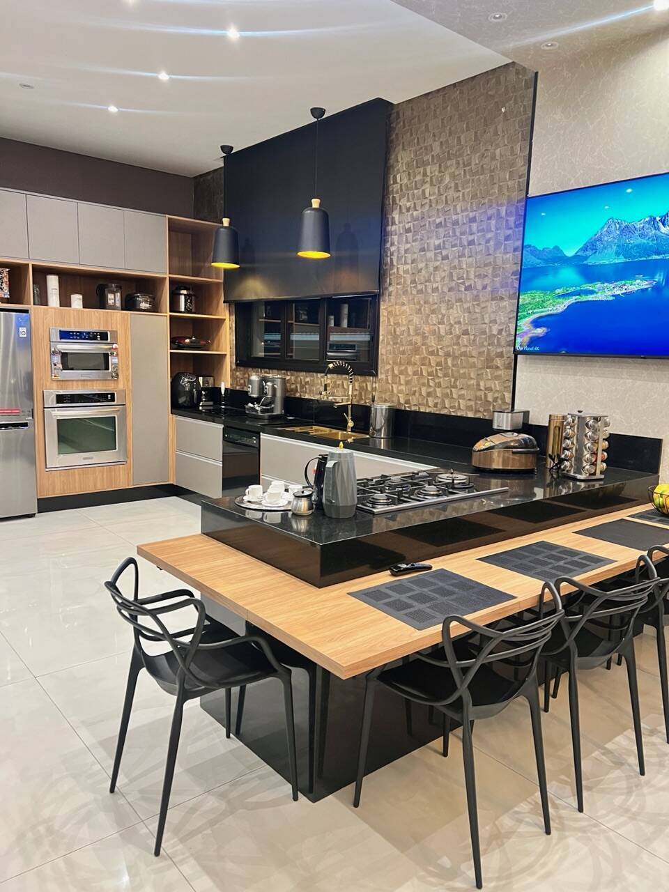Residência Assinada por Karina Stein com 11 Suítes e Infraestrutura Completa de Lazer