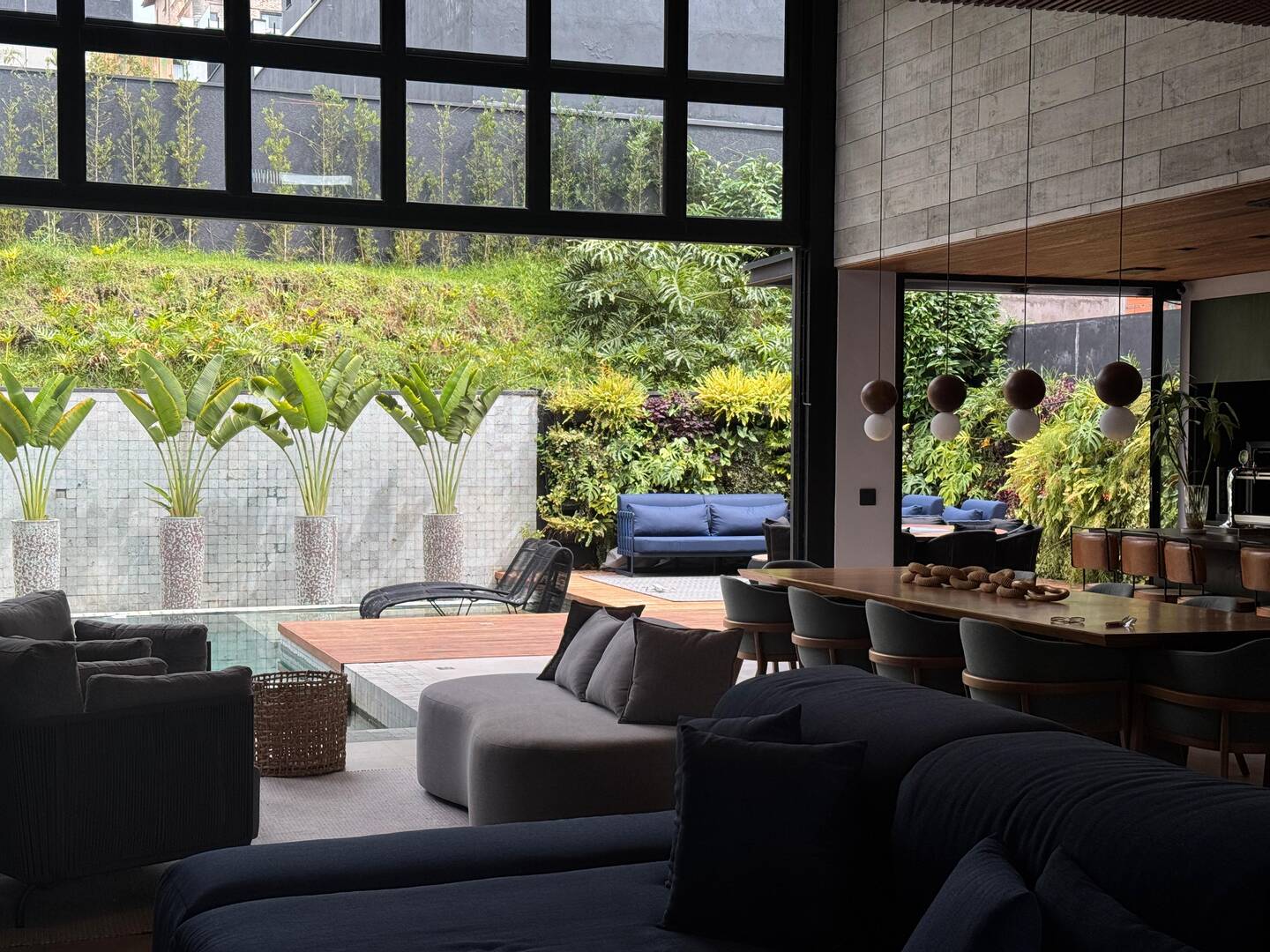 Casa mobiliada à venda no Gênesis 2 com 3 suítes, automação e adega climatizada