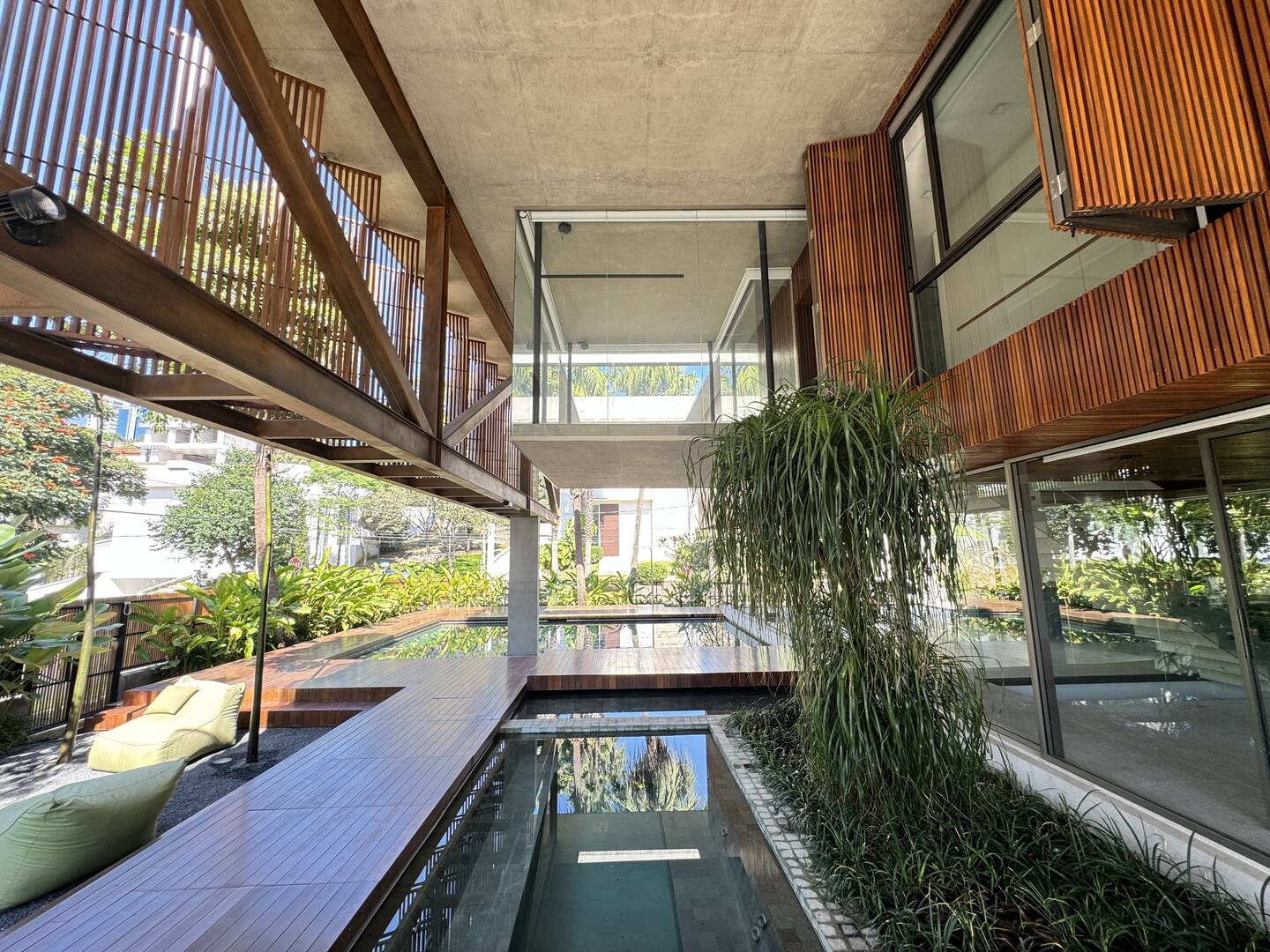 Casa contemporânea com 4 suítes, arquitetura autoral e área de lazer integrada