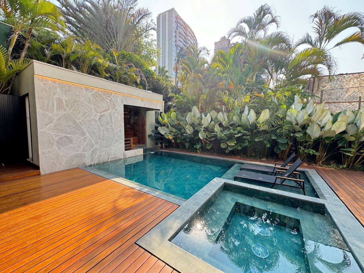Casa totalmente reformada e mobiliada à venda no Alphaville Residencial 1 com 4 suítes