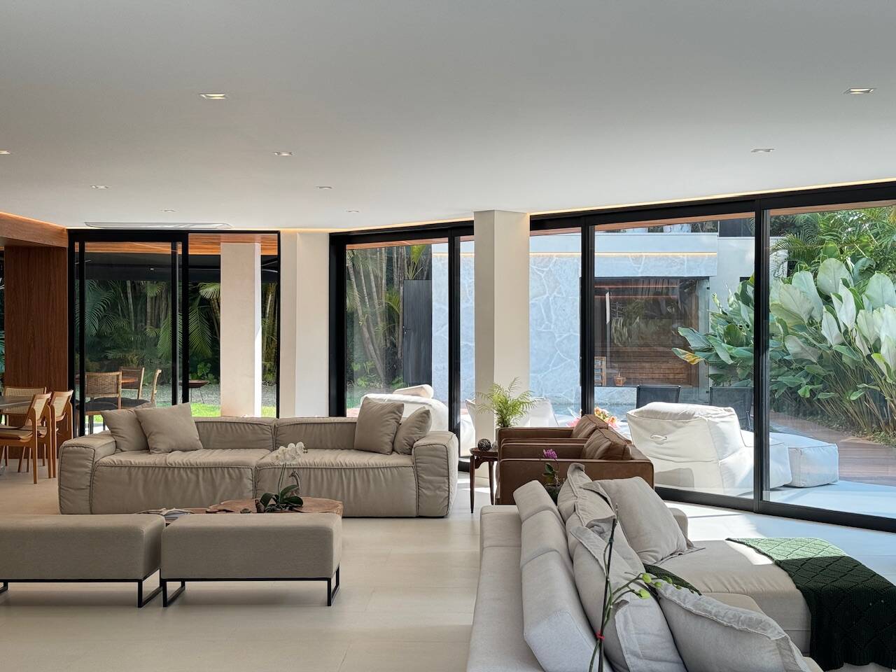 Casa totalmente reformada e mobiliada à venda no Alphaville Residencial 1 com 4 suítes