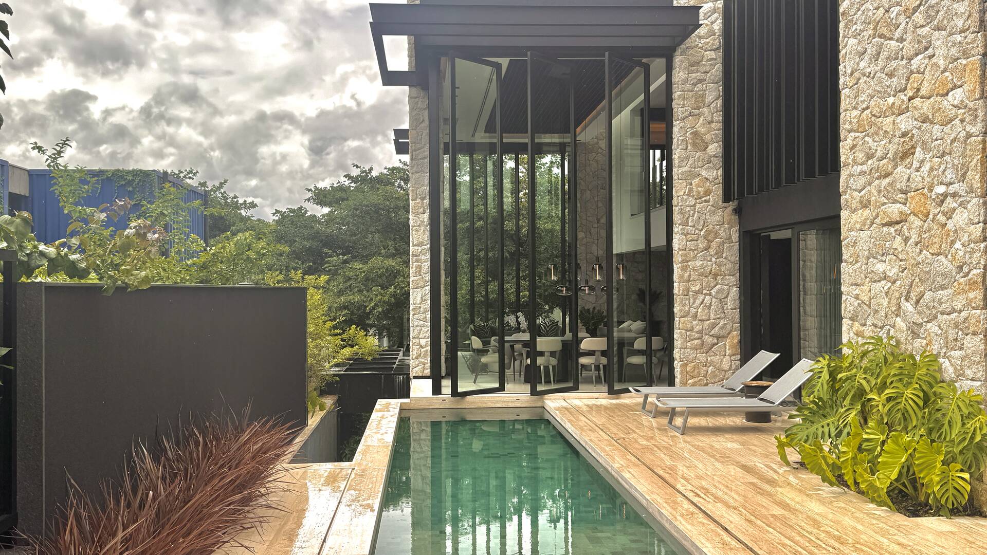 Casa contemporânea com 4 suítes e arquitetura autoral à venda no Itahyê, Alphaville
