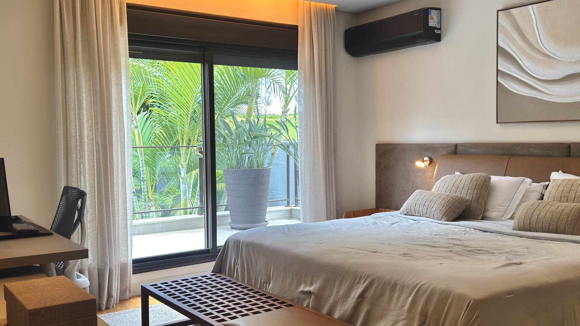 Casa com retrofit completo, 4 suítes e mobiliário assinado à venda em Alphaville