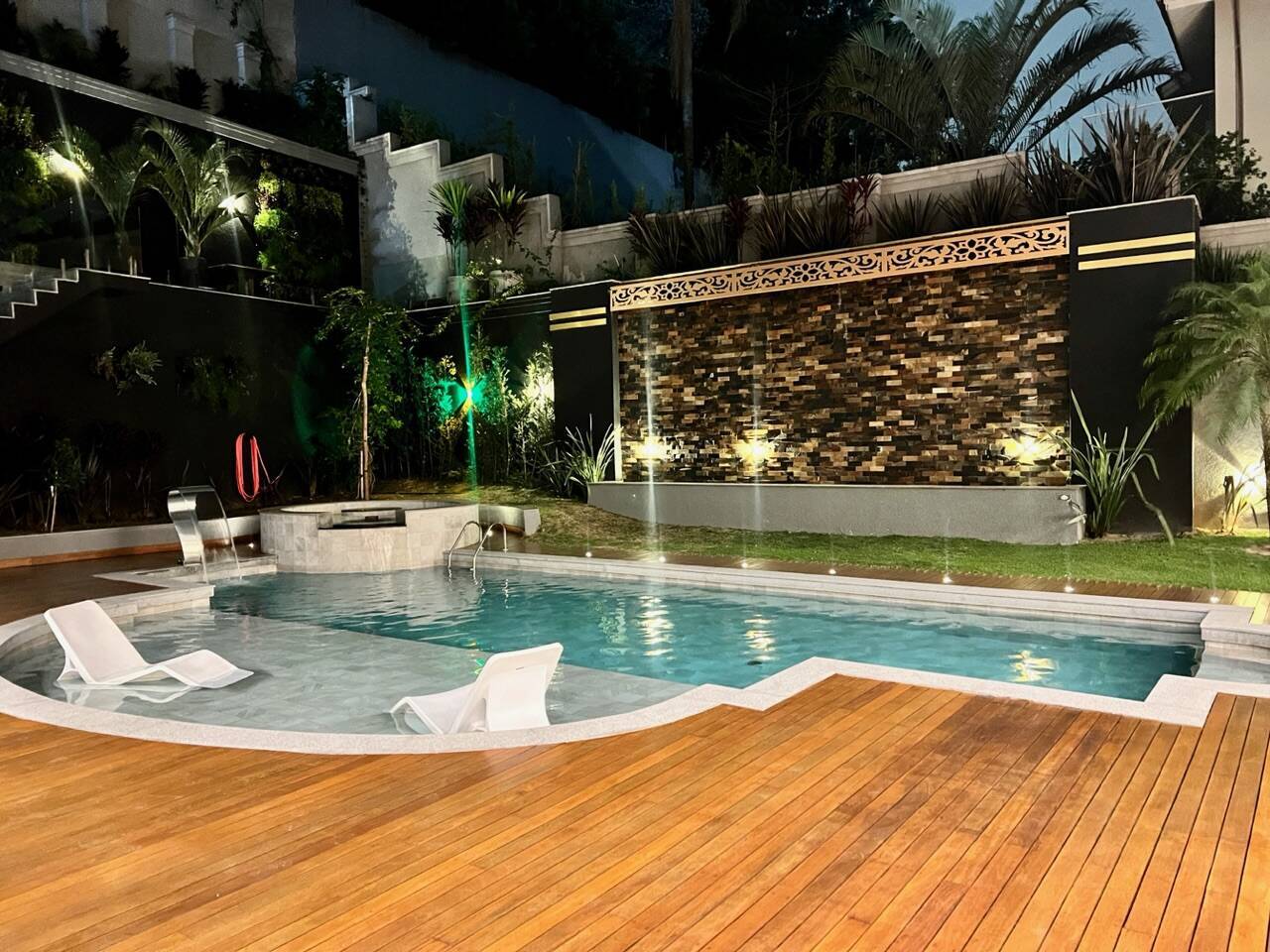 Residência Assinada por Karina Stein com 11 Suítes e Infraestrutura Completa de Lazer
