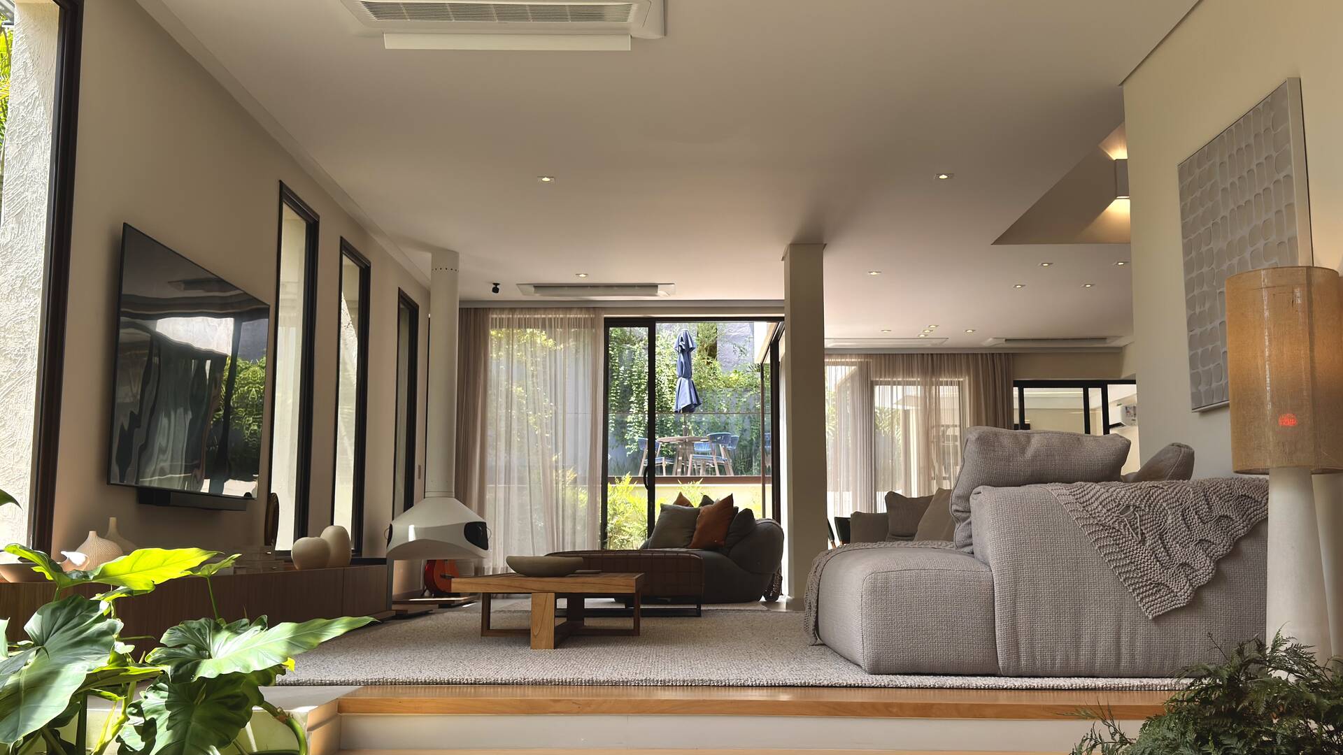 Casa com retrofit completo, 4 suítes e mobiliário assinado à venda em Alphaville