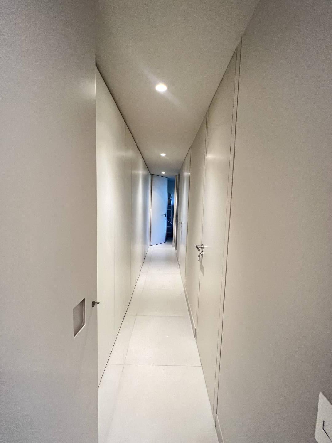 Residência autoral de David Bastos com piscina natural e design brasileiro