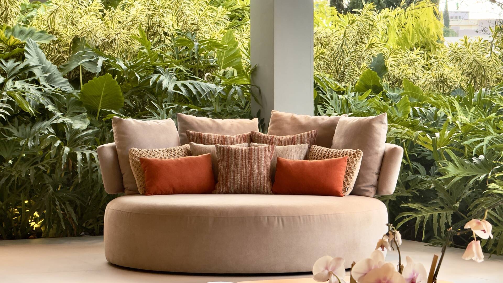 Casa Contemporânea no Tamboré 1 com 3.167 m² de Terreno e Vista Permanente para a Mata