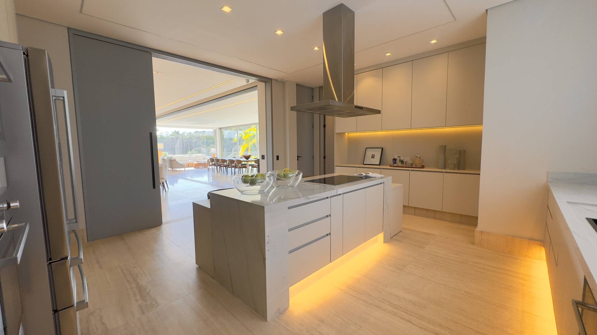 Casa à venda no Tamboré 2 com 1.800 m², 6 suítes e rooftop de 450 m²