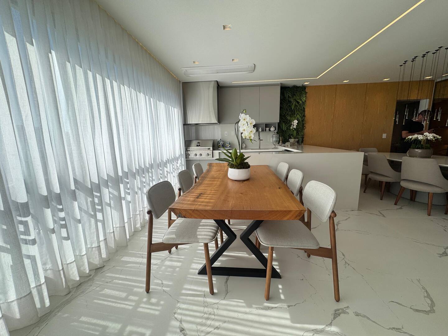 Apartamento mobiliado no ATRIA Alphaville com 3 suítes e automação completa