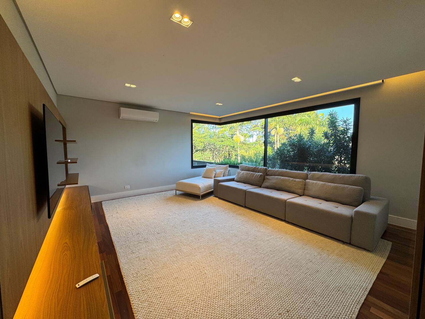 Casa com projeto de Breno Santiago e lazer completo no Haras Guancan