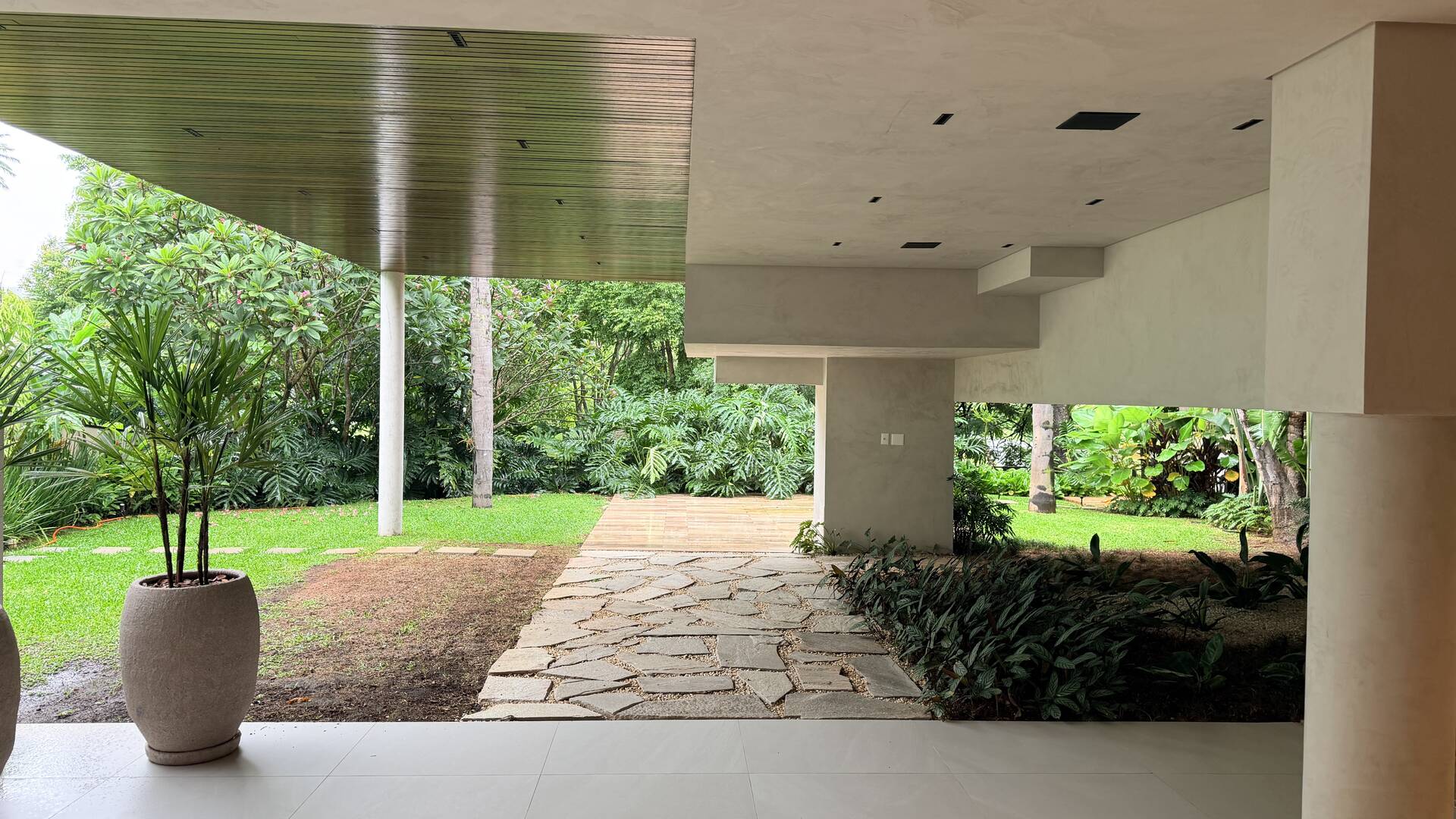 Casa à venda no Tamboré 2 com 5 suítes, duas adegas, elevador e vista permanente