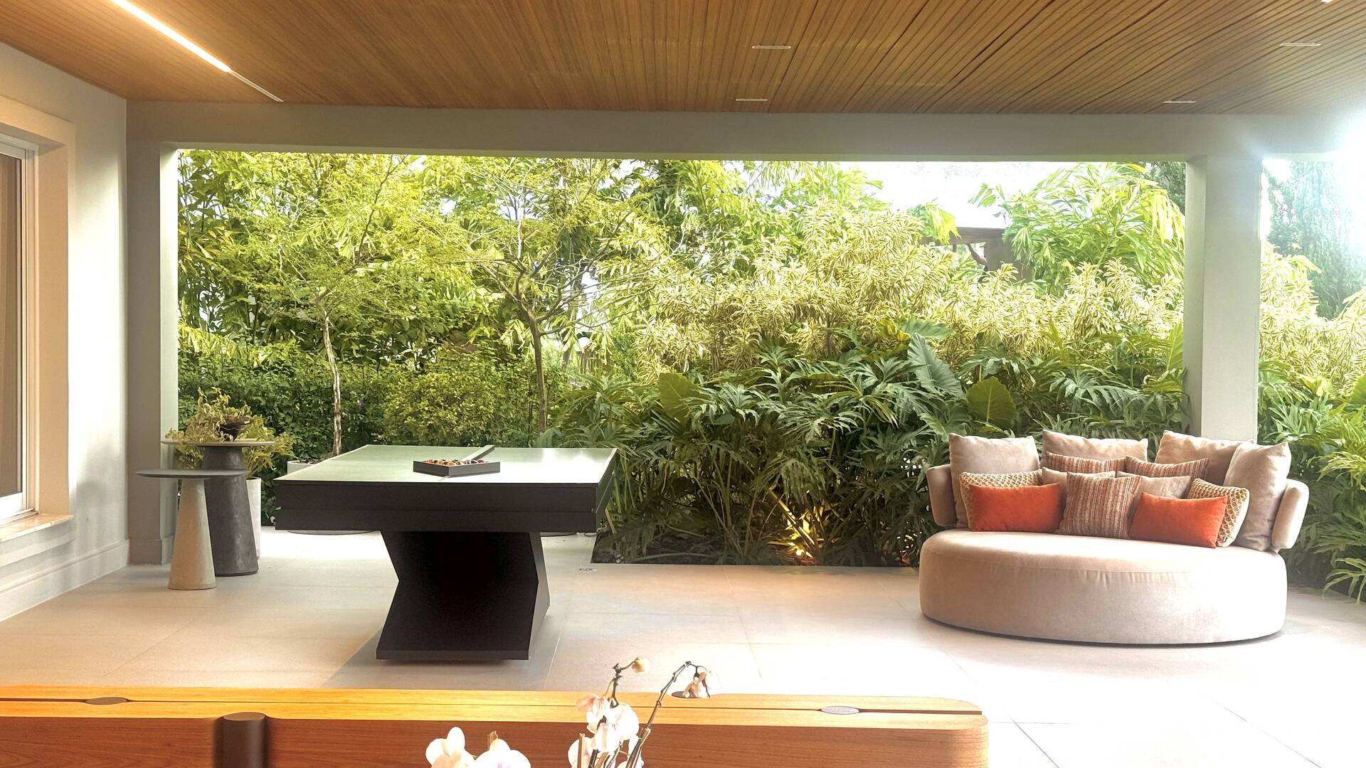 Casa Contemporânea no Tamboré 1 com 3.167 m² de Terreno e Vista Permanente para a Mata