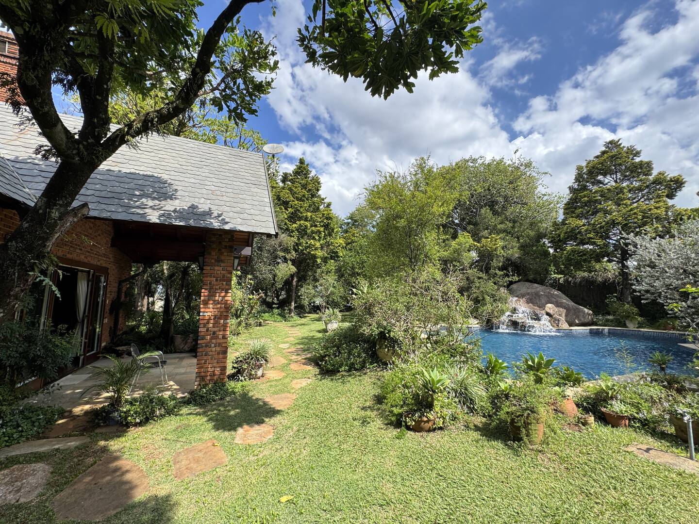Casa de arquitetura assinada por Sidônio Porto no Tamboré 1