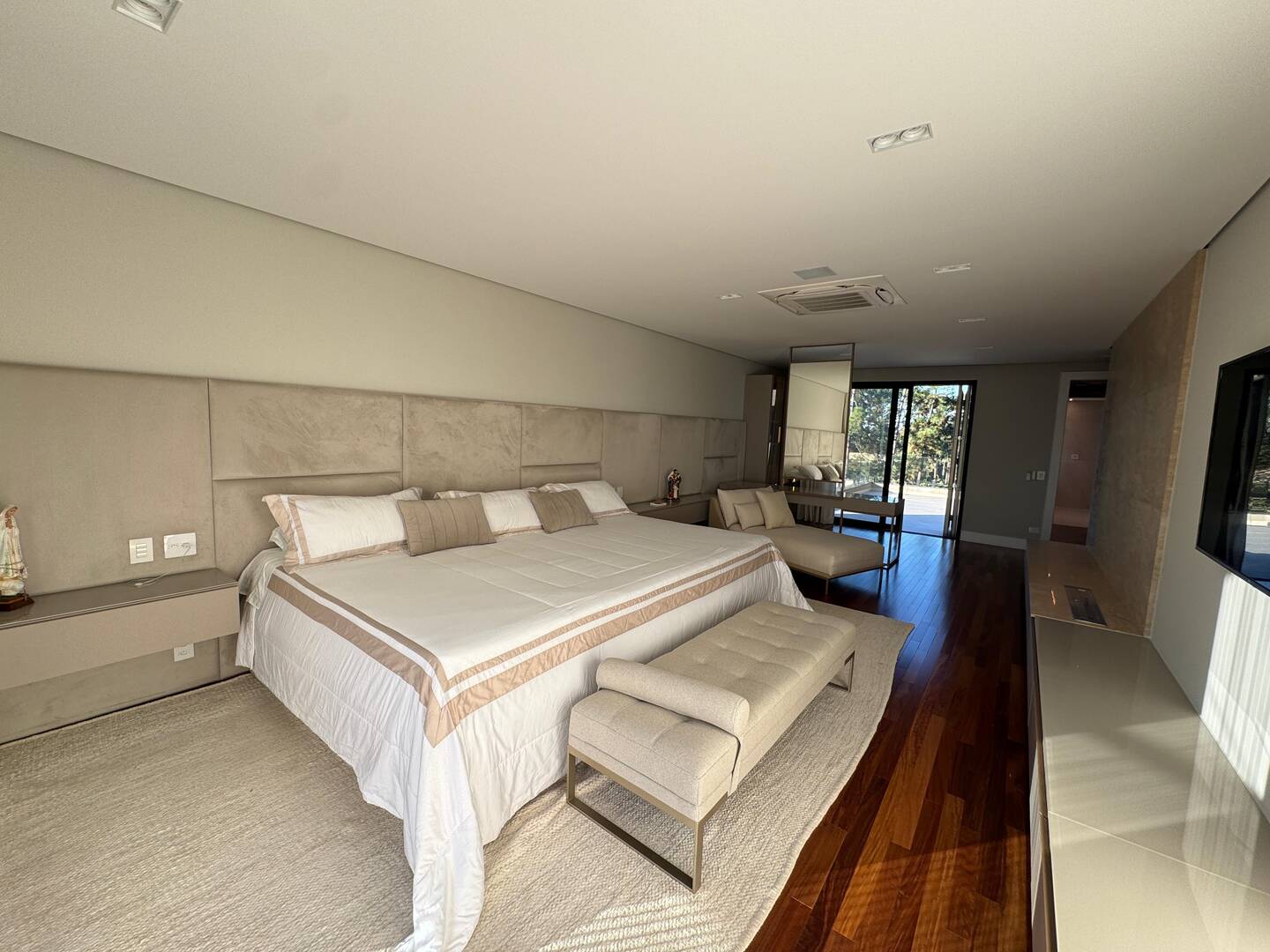 Casa com projeto de Breno Santiago e lazer completo no Haras Guancan