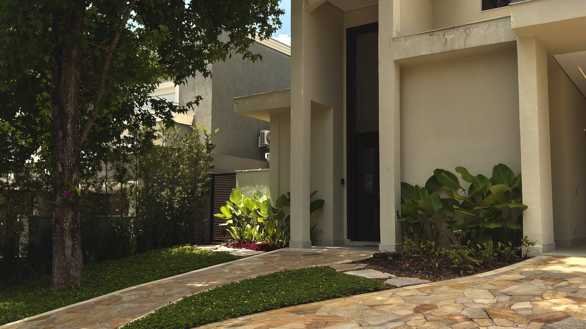Casa com retrofit completo, 4 suítes e mobiliário assinado à venda em Alphaville