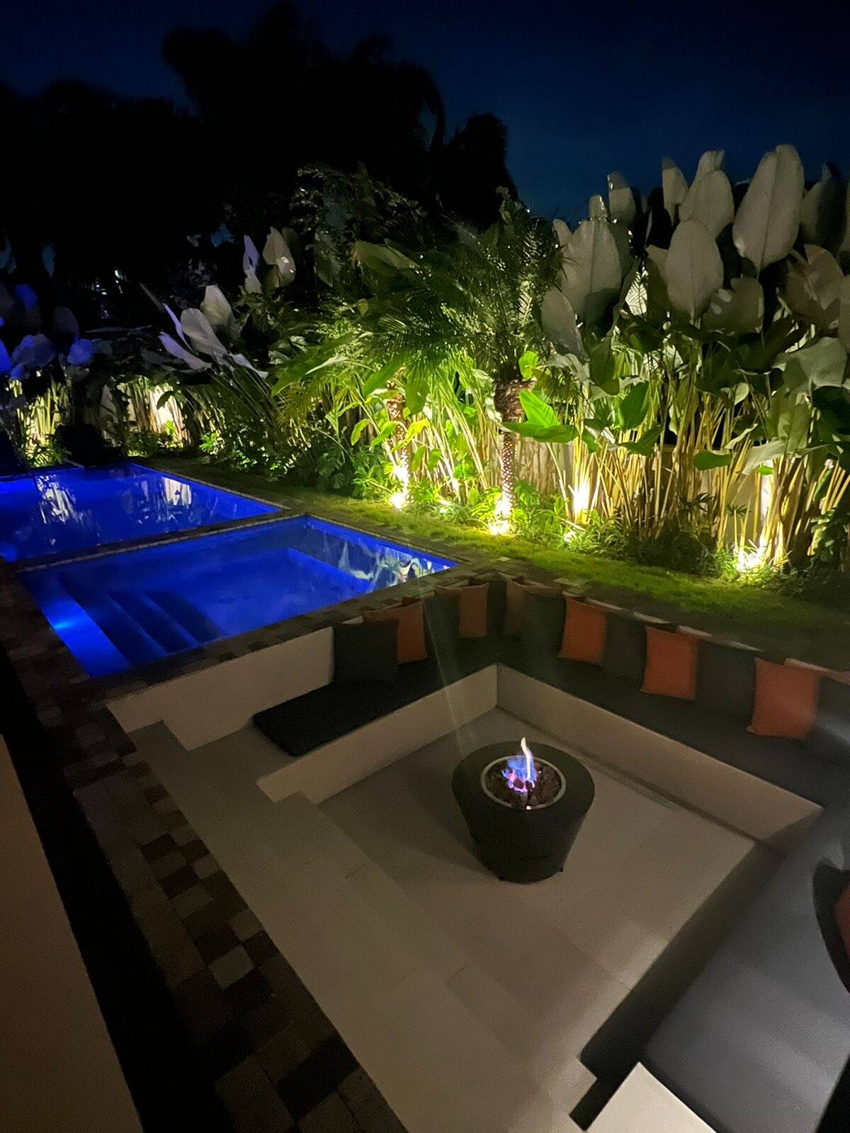 Casa recém-construída à venda no Alphaville Residencial 1 com 4 suítes e automação