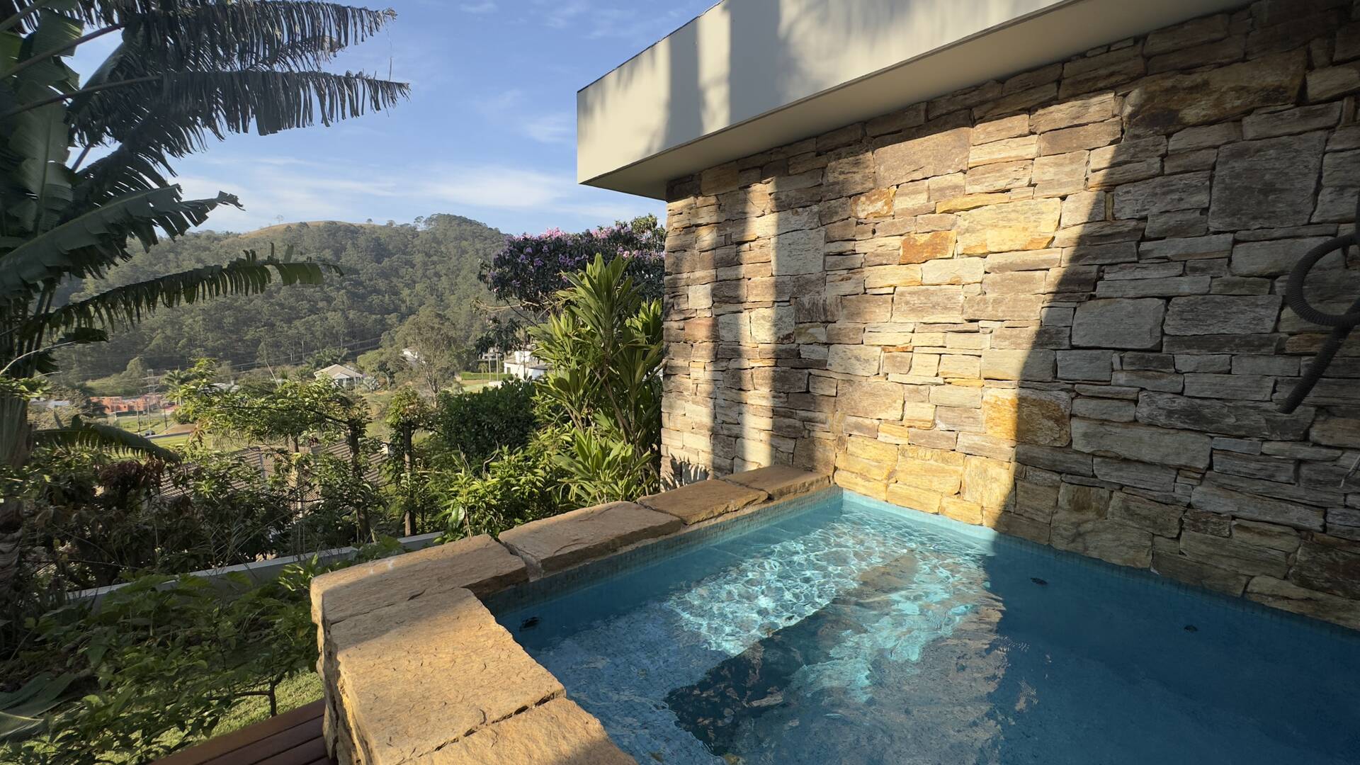 Casa Contemporânea com Vista Permanente, Piscina com Raia e Projeto Autoral em Alphaville