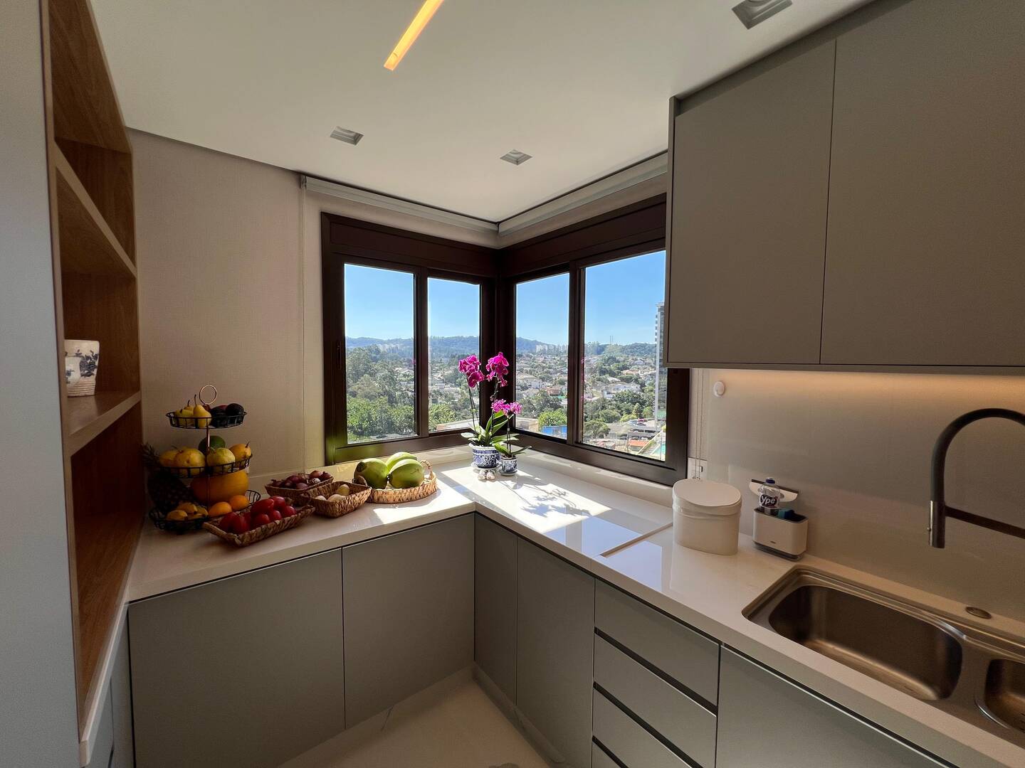 Apartamento mobiliado no ATRIA Alphaville com 3 suítes e automação completa