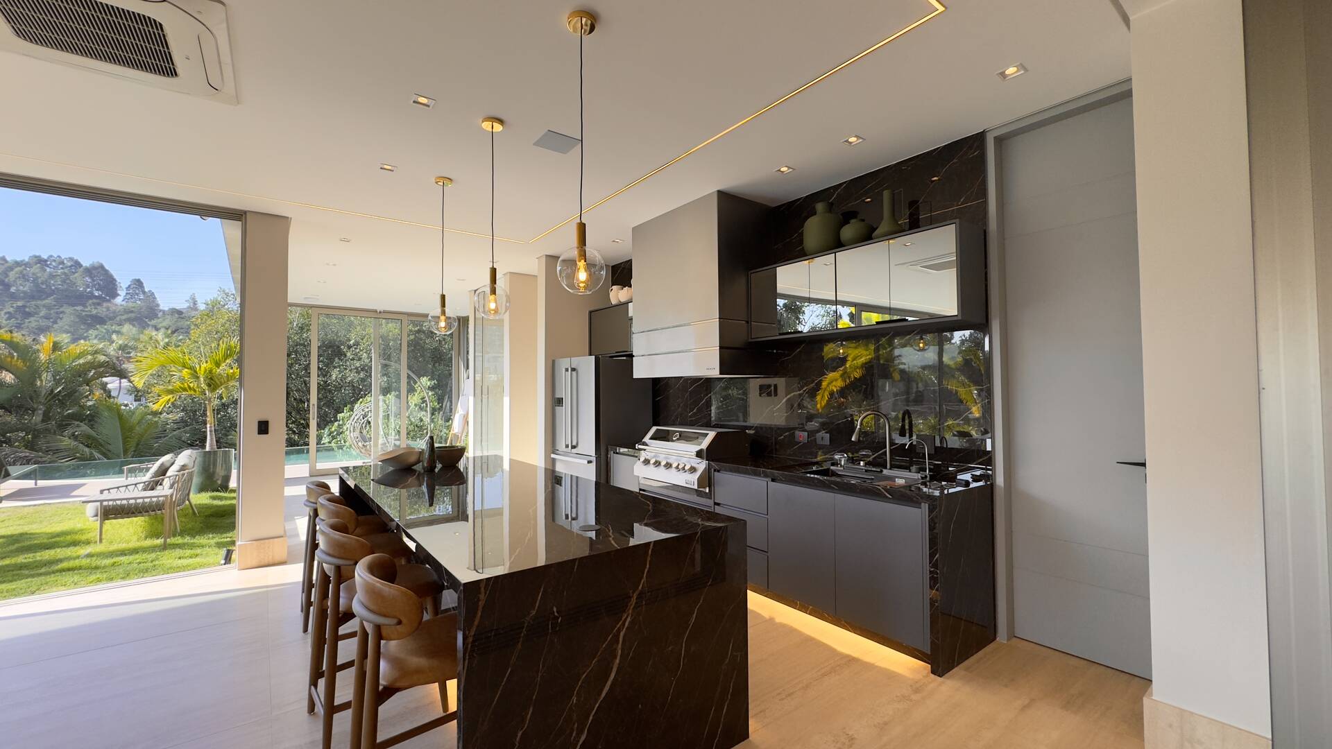 Casa à venda no Tamboré 2 com 1.800 m², 6 suítes e rooftop de 450 m²