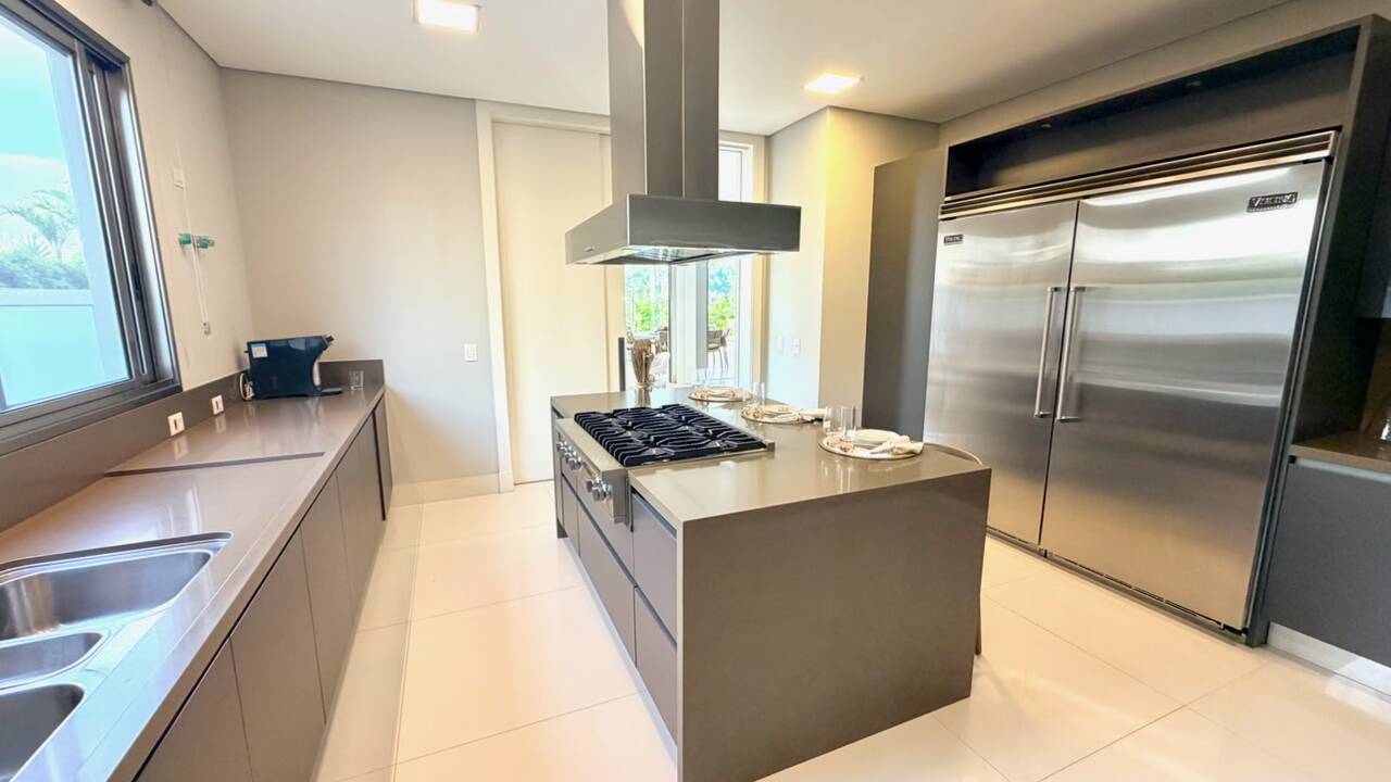 Casa à Venda no Tamboré 3 com 5 Suítes, Man Cave Exclusiva e Lazer Completo