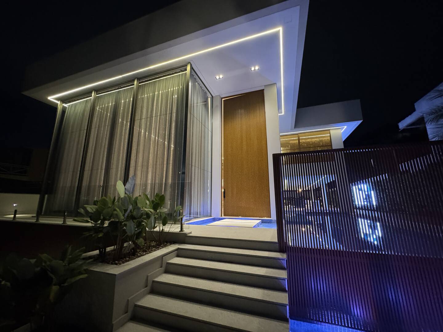 Casa de Alto Padrão à Venda no Tamboré 3 | Frente para o Lago | 5 Suítes | 870 m²