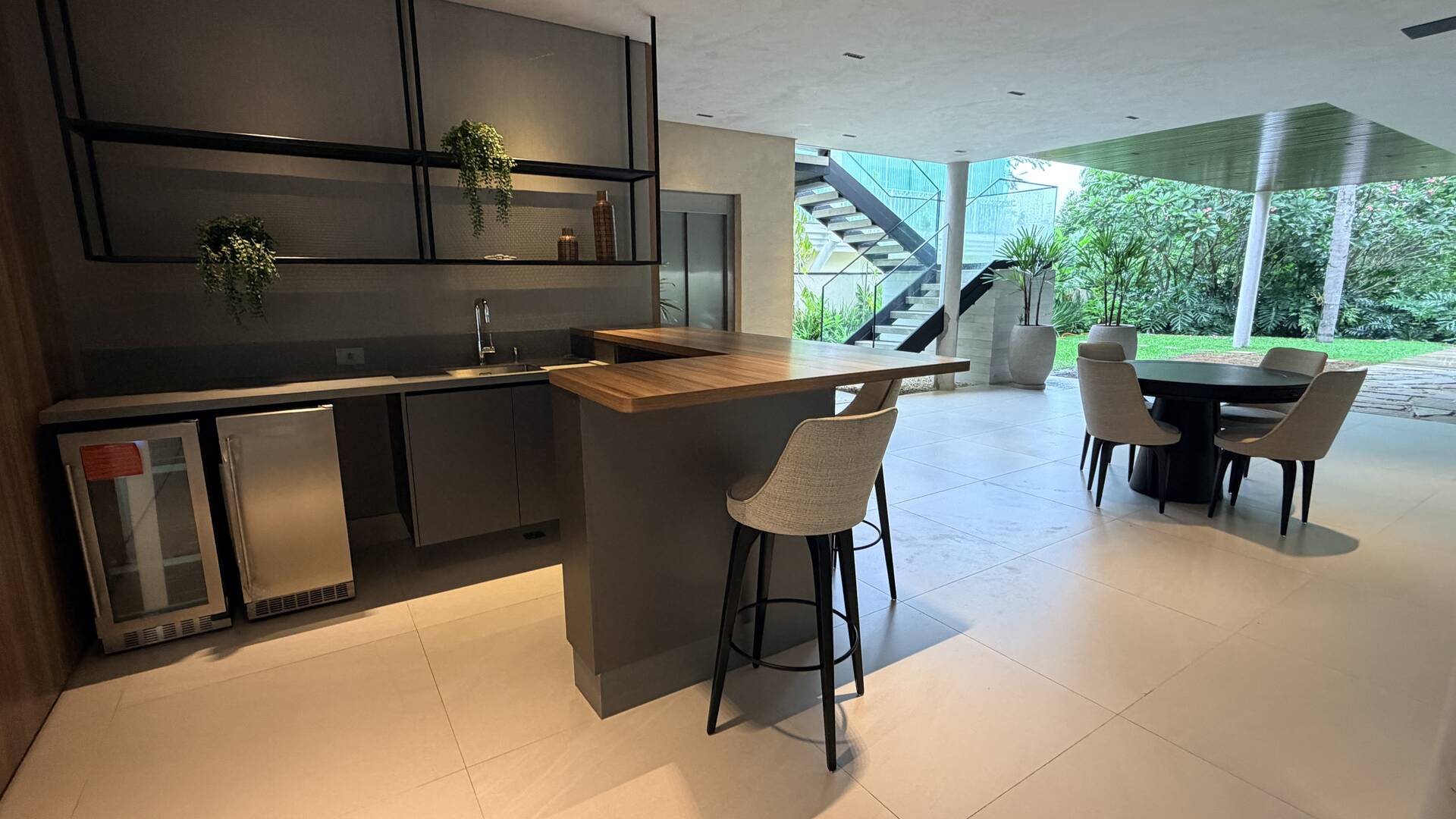 Casa à venda no Tamboré 2 com 5 suítes, duas adegas, elevador e vista permanente