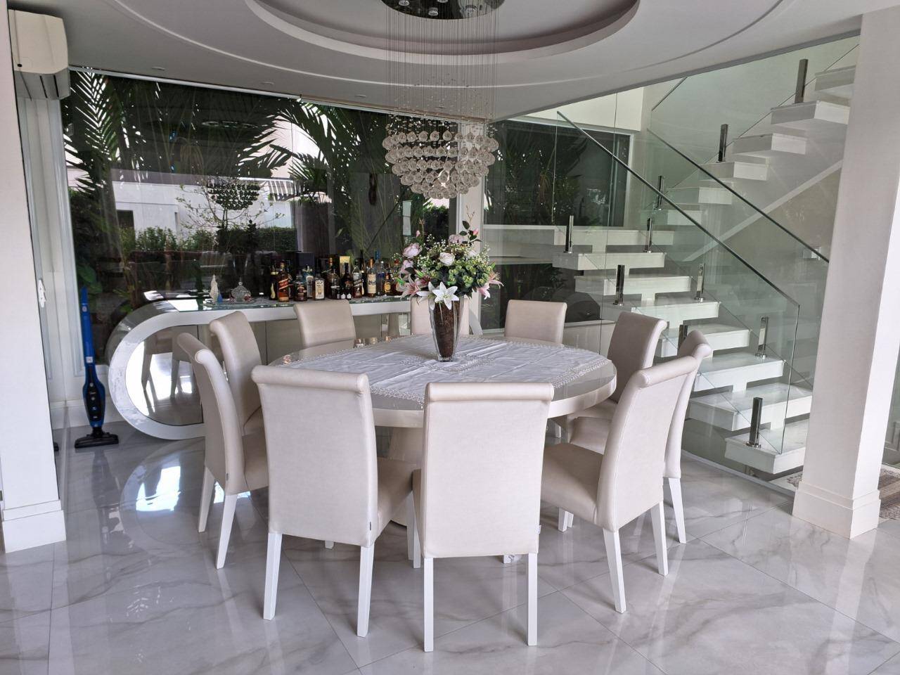 Casa com fundo para mata - Residencial Tamboré 11 - Venda porteira fechada.