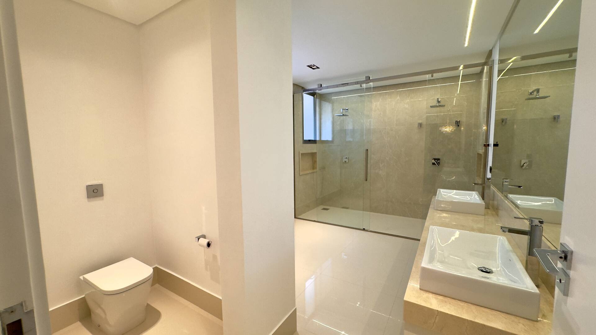 Casa de Alto Padrão à Venda no Tamboré 3 | Frente para o Lago | 5 Suítes | 870 m²