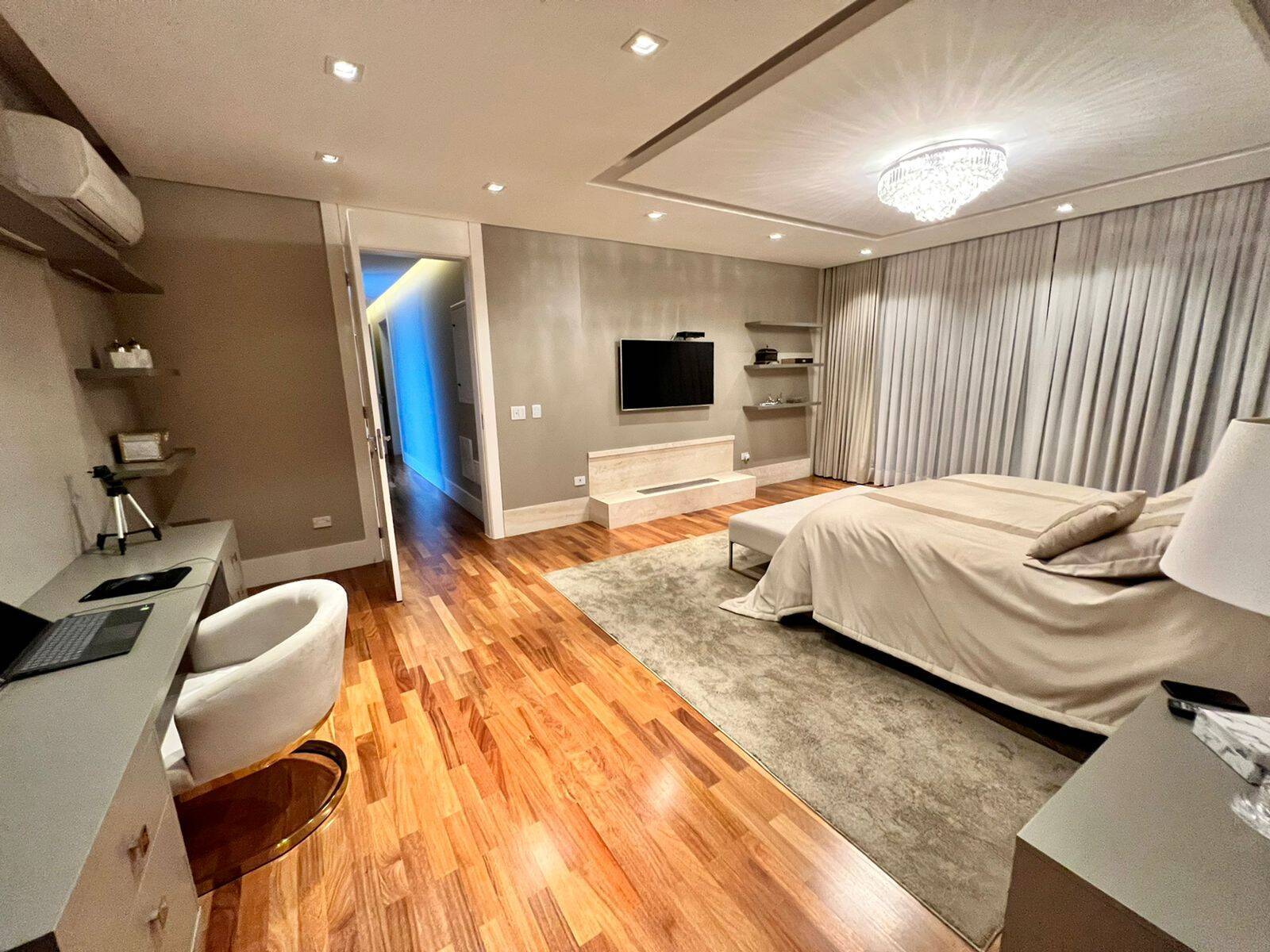 Casa com 5 suítes, elevador e lazer completo à venda em Alphaville