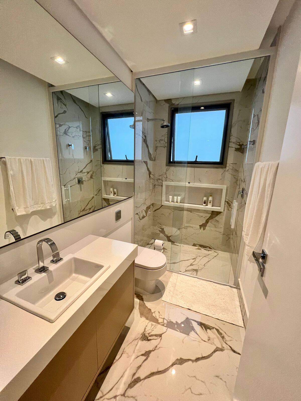 Casa com 5 suítes, elevador e lazer completo à venda em Alphaville