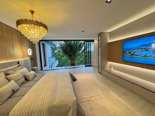 Casa à venda com 1.469 m², 6 suítes, rooftop e cinema privativo em Alphaville