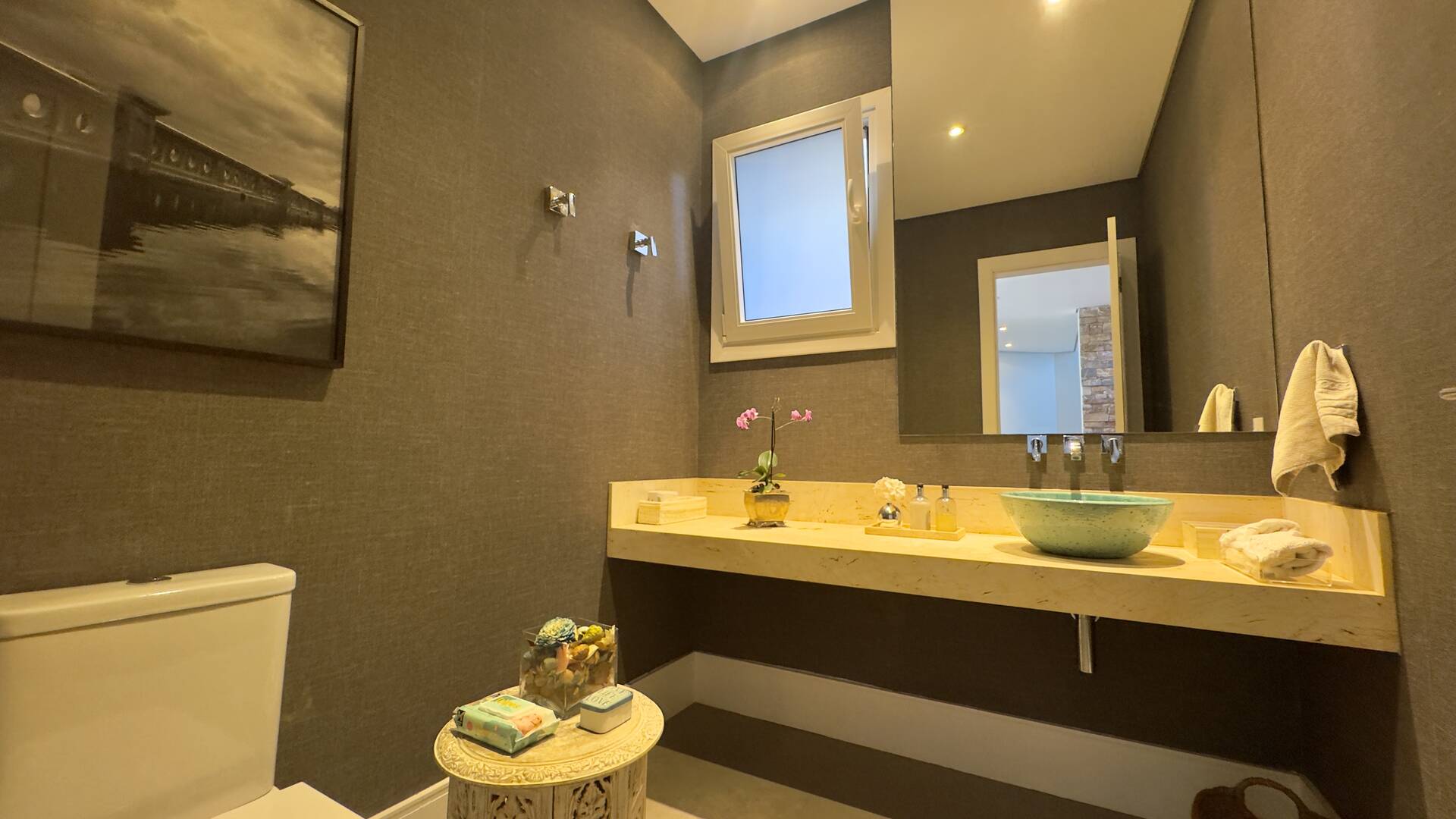 Casa à venda no Tamboré 10 com 4 suítes, área gourmet integrada e 539 m²