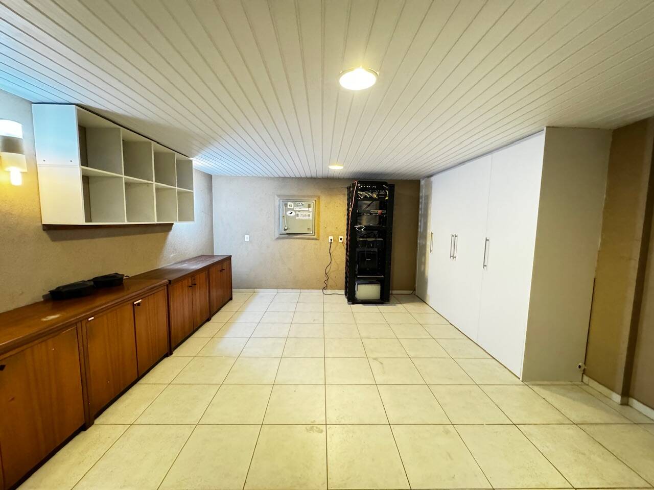 Casa de Alto Padrão Mobiliada com 4 Suítes, Quadra de Tênis Oficial e Lazer Completo em Alphaville