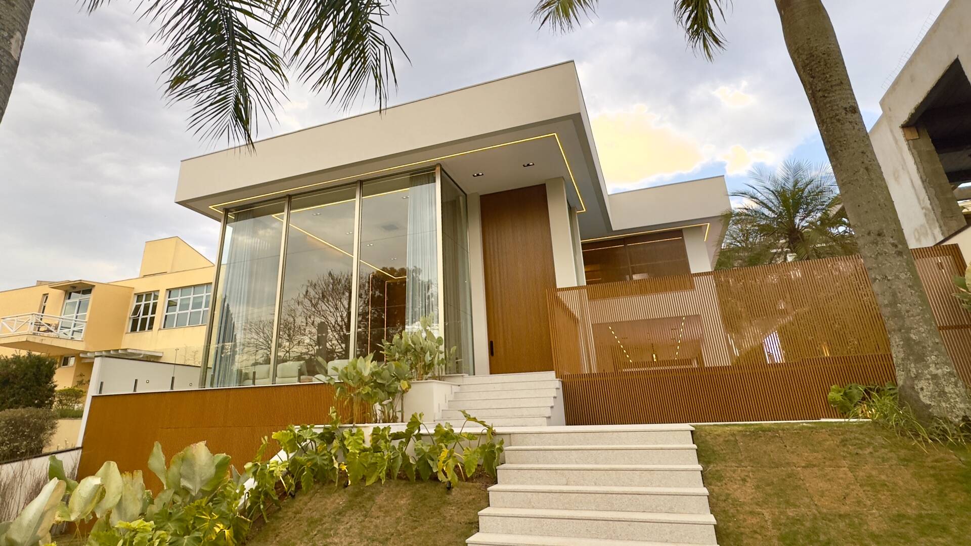 Casa de Alto Padrão à Venda no Tamboré 3 | Frente para o Lago | 5 Suítes | 870 m²