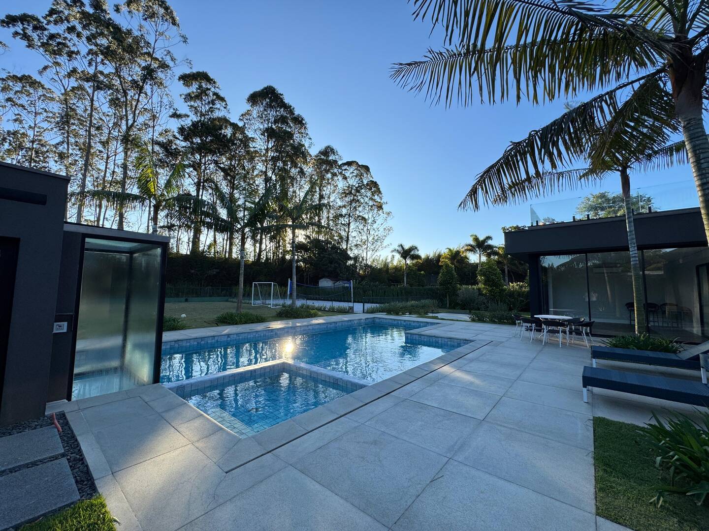 Casa com projeto de Breno Santiago e lazer completo no Haras Guancan