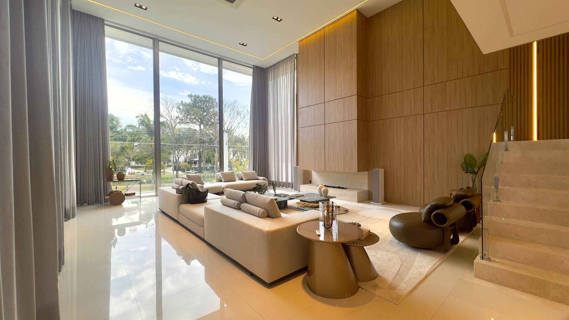 Casa de Alto Padrão à Venda no Tamboré 3 | Frente para o Lago | 5 Suítes | 870 m²