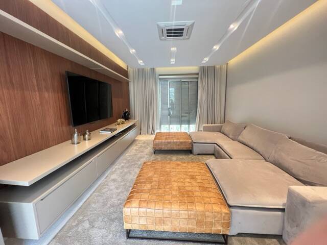 Casa com 5 suítes, elevador e lazer completo à venda em Alphaville