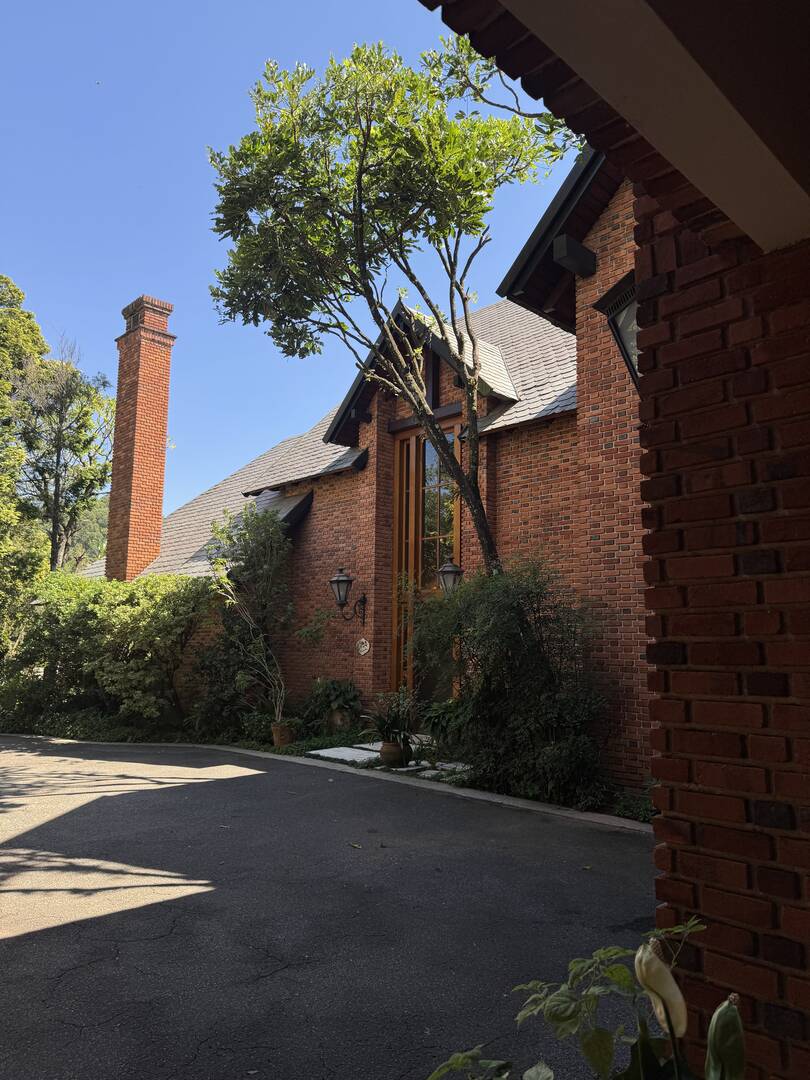 Casa de arquitetura assinada por Sidônio Porto no Tamboré 1