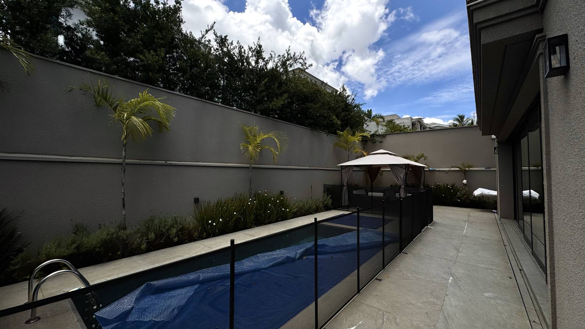 Casa Nova e Atemporal com 4 Suítes no Residencial Gênesis 1 | Alphaville