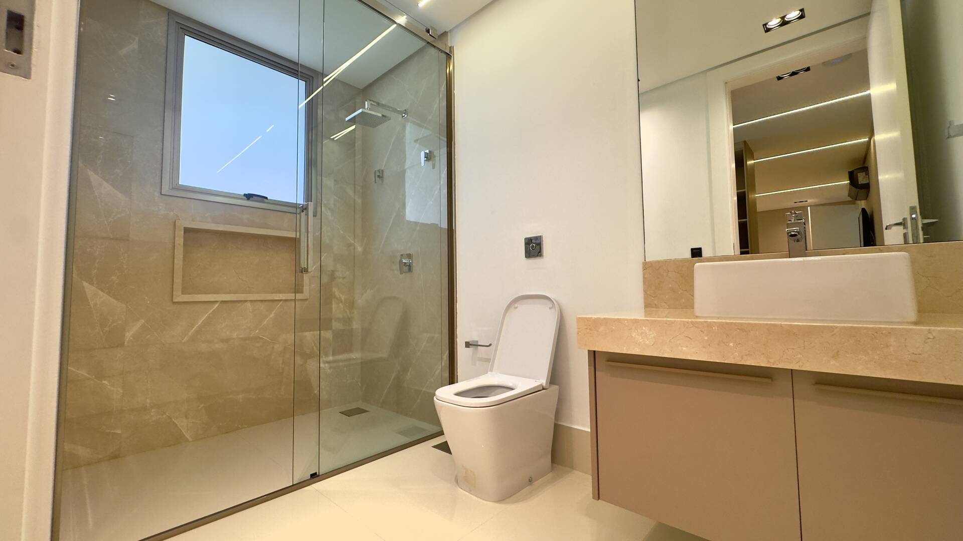 Casa de Alto Padrão à Venda no Tamboré 3 | Frente para o Lago | 5 Suítes | 870 m²