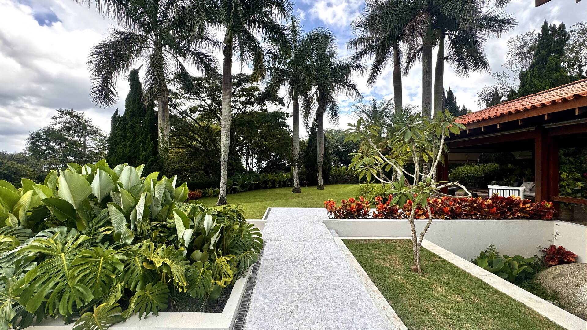 Casa com 5 suítes, terreno de 2.500 m² e vista aberta à venda no Alphaville 8