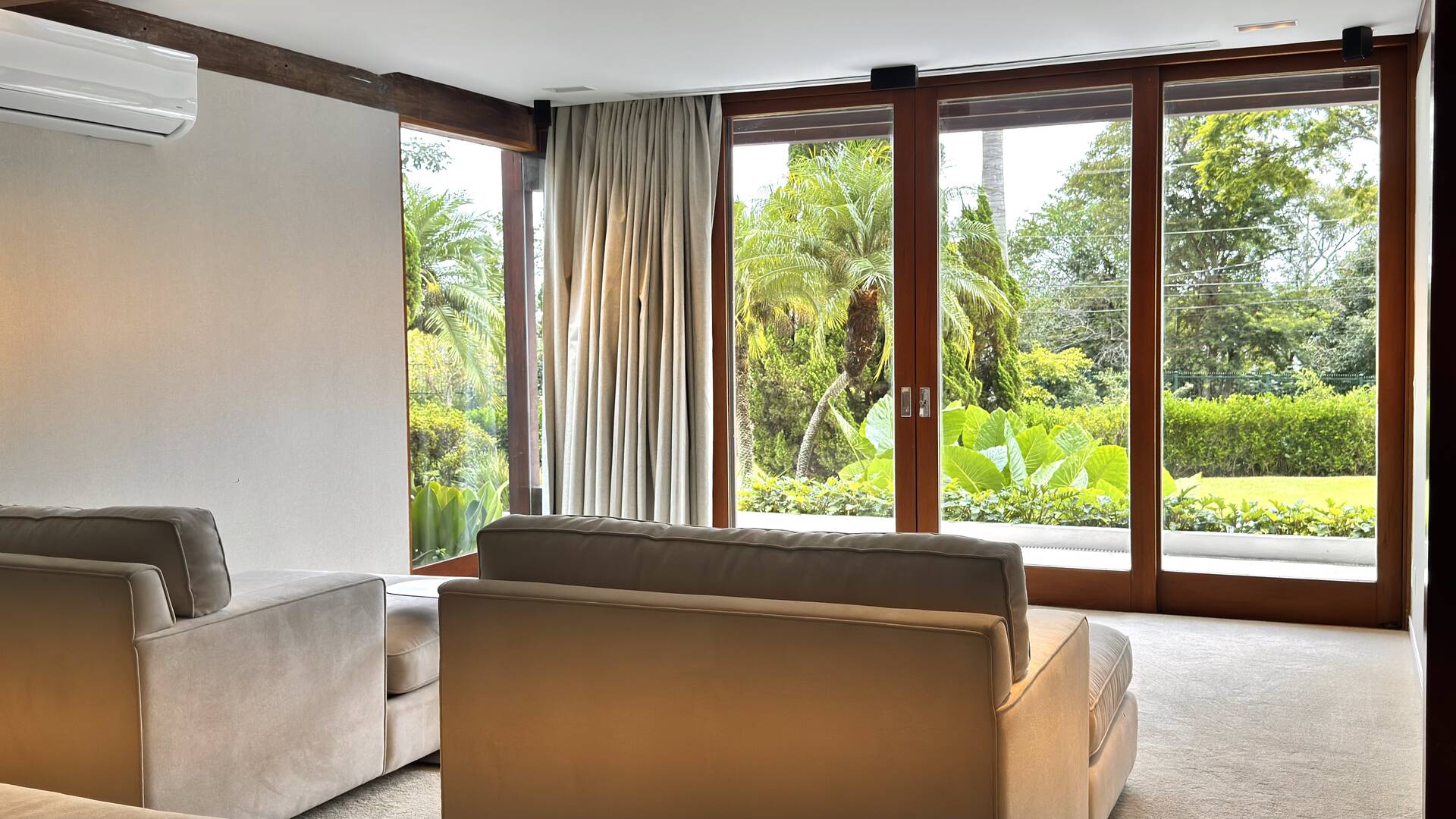 Casa com 5 suítes, terreno de 2.500 m² e vista aberta à venda no Alphaville 8