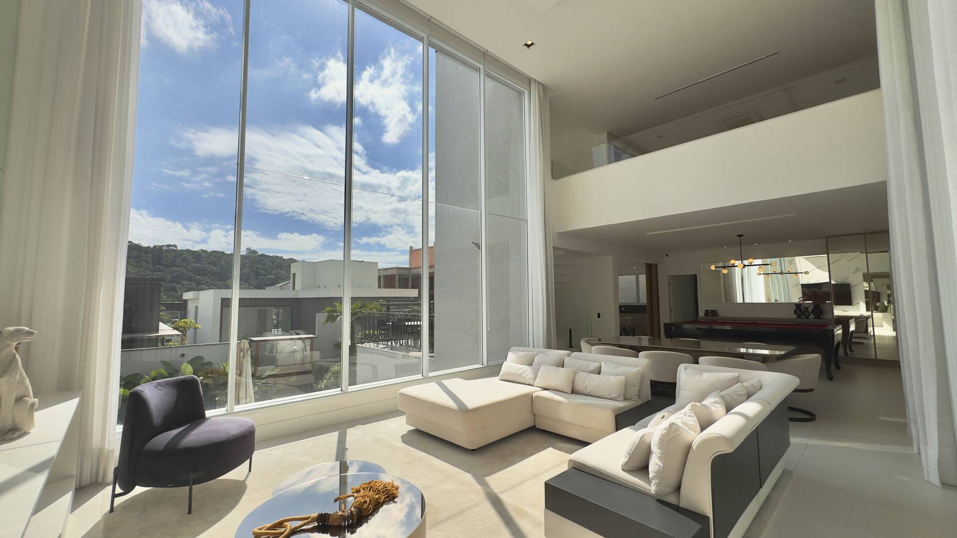 Casa Contemporânea à Venda em Alphaville com 4 Suítes, Piscina e Integração de Ambientes