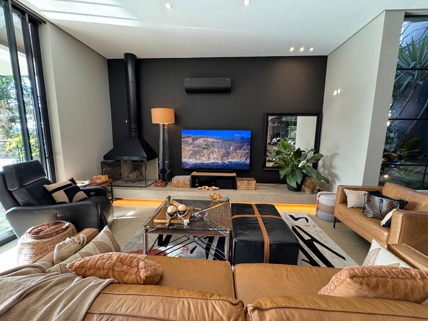 Casa contemporânea com vista para o lago e mata preservada no Gênesis 2
