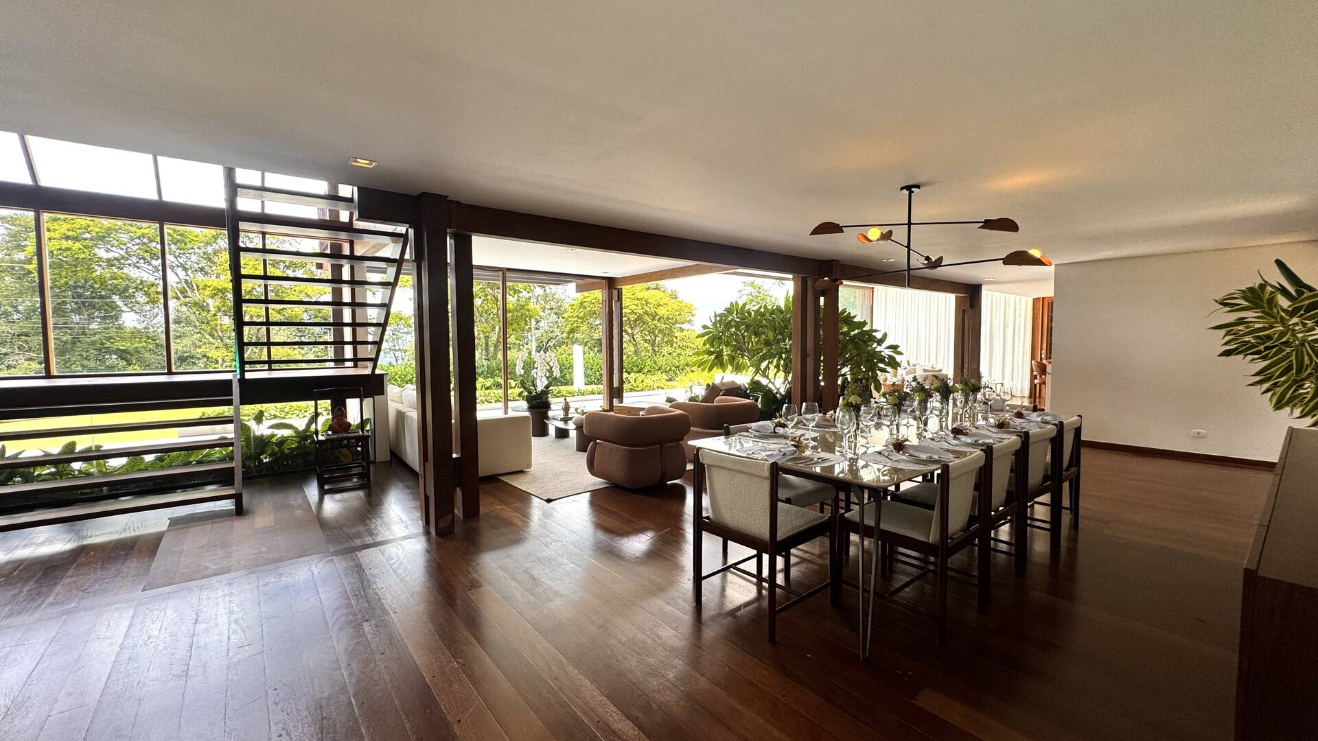 Casa com 5 suítes, terreno de 2.500 m² e vista aberta à venda no Alphaville 8