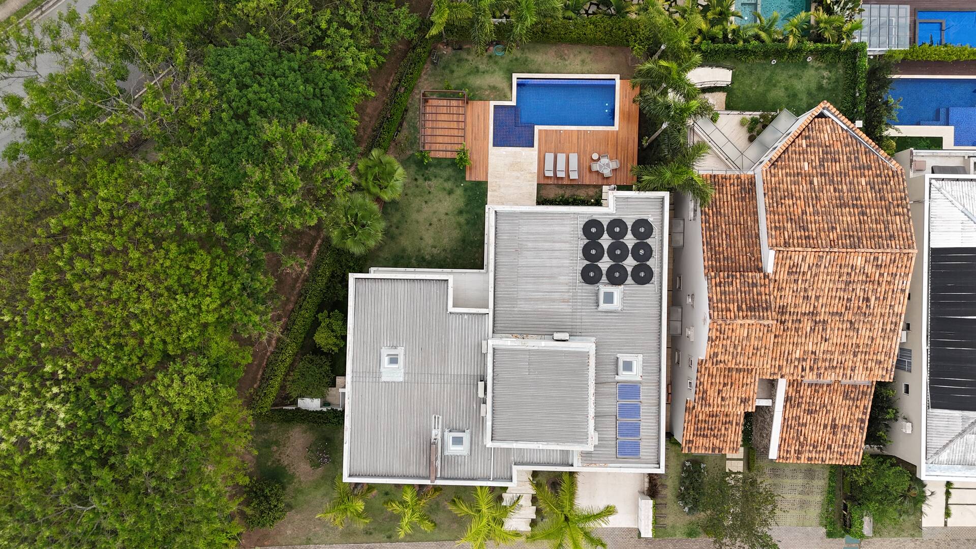 Casa Mobiliada com 4 Suítes, Cinema e Área Gourmet Completa em Alphaville