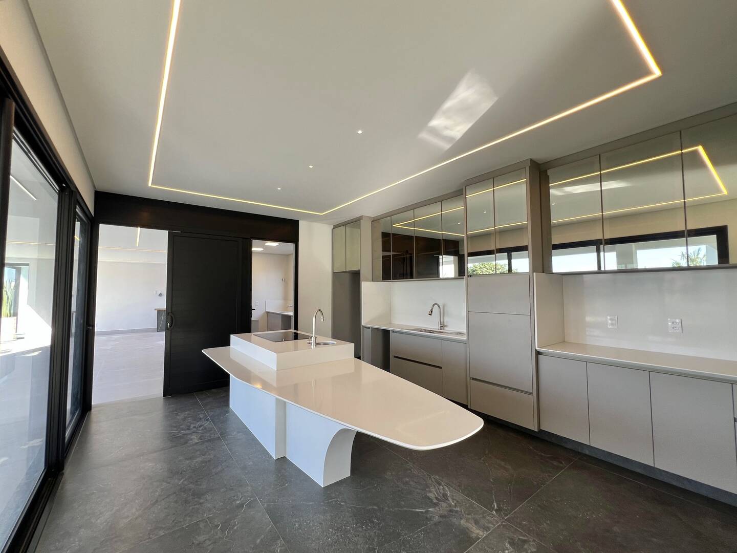 Casa contemporânea à venda na Fazenda Serra Azul com 4 suítes e lazer completo