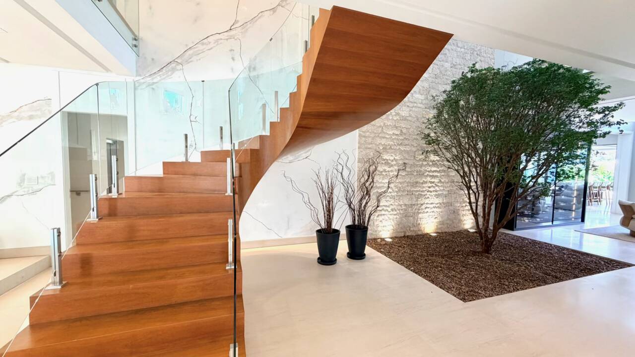 Casa à Venda no Tamboré 3 com 5 Suítes, Man Cave Exclusiva e Lazer Completo