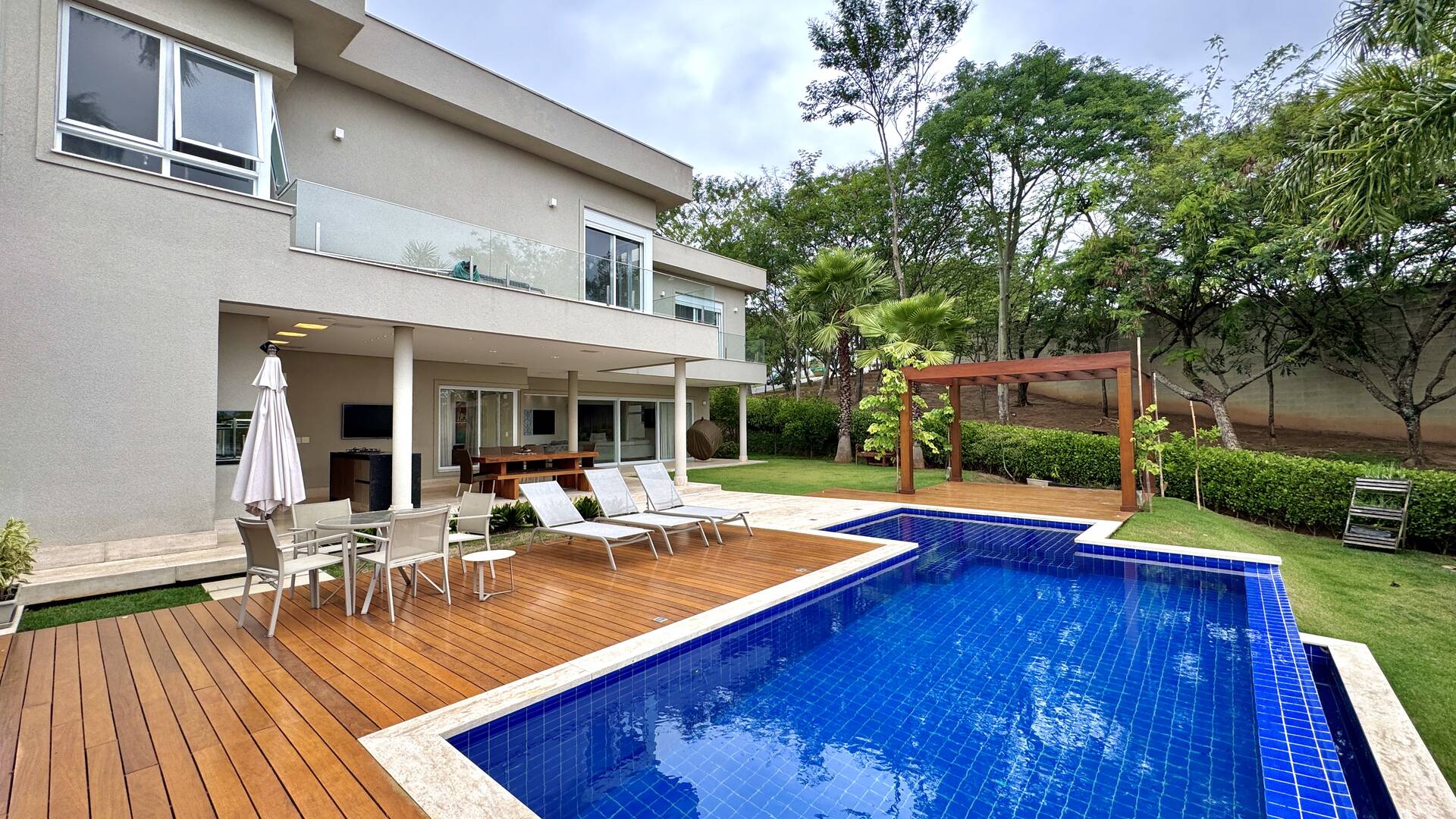 Casa Mobiliada com 4 Suítes, Cinema e Área Gourmet Completa em Alphaville