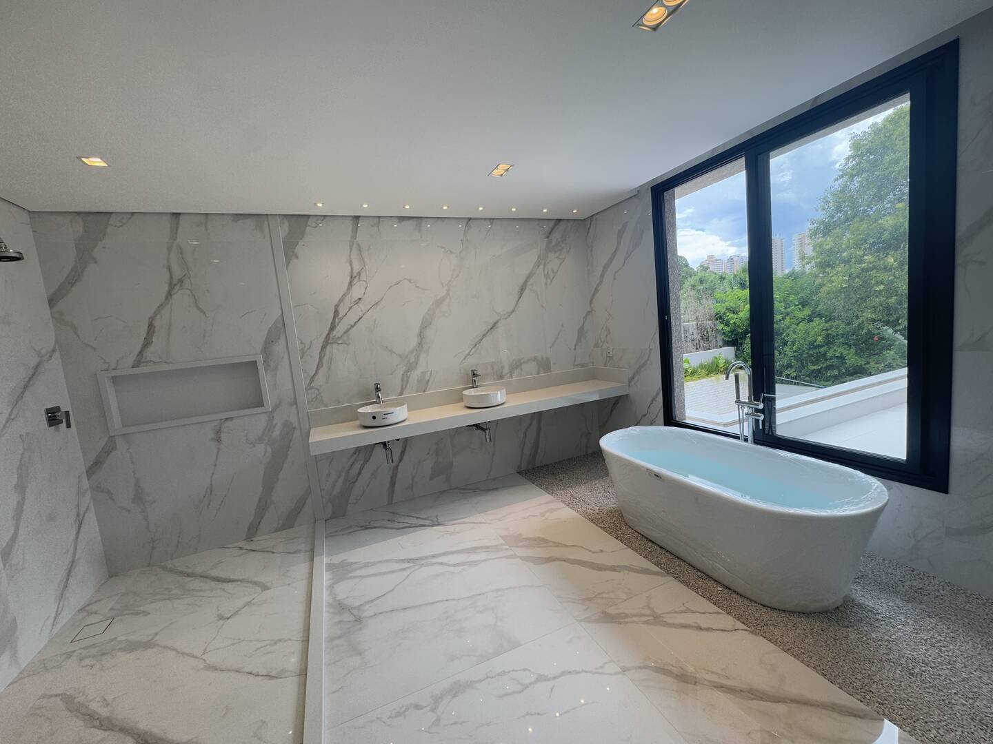 Casa à venda com 4 suítes, piscina com prainha e área gourmet integrada